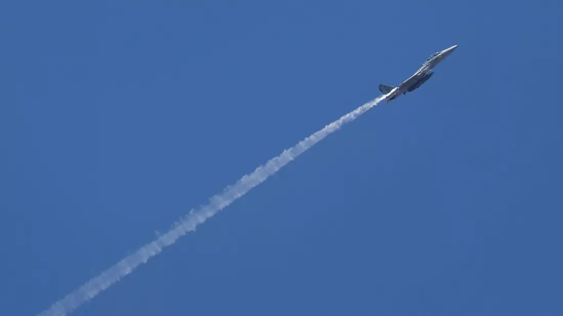 Die israelische Armee hat nach eigenen Angaben bei Luftangriffen im Libanon trotz der Waffenruhe Dutzende Ziele bombardiert. - Bild: Gil Cohen Magen/XinHua/dpa