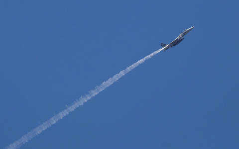 Die israelische Armee hat nach eigenen Angaben bei Luftangriffen im Libanon trotz der Waffenruhe Dutzende Ziele bombardiert. - Foto: Gil Cohen Magen/XinHua/dpa