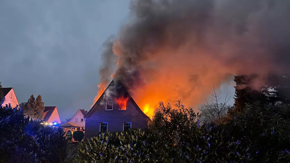 FW Osterholz-Scharm.: Gebäudebrand / Familie kann sich rechtzeitig in Sicherheit bringen - Bild: presseportal.de