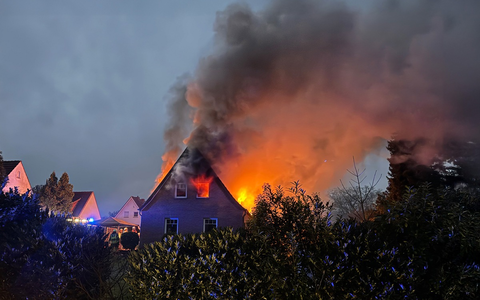 FW Osterholz-Scharm.: Gebäudebrand / Familie kann sich rechtzeitig in Sicherheit bringen - Foto: presseportal.de