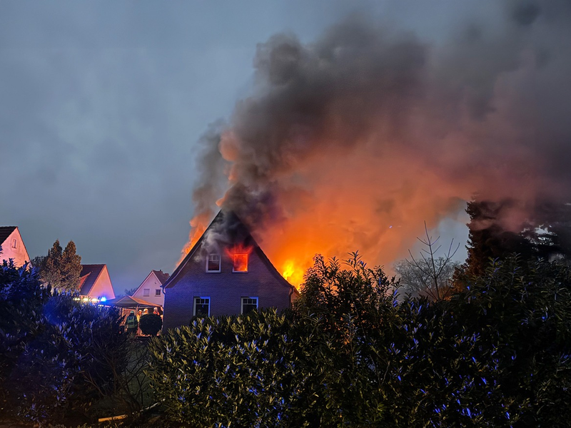 FW Osterholz-Scharm.: Gebäudebrand / Familie kann sich rechtzeitig in Sicherheit bringen - Foto: presseportal.de