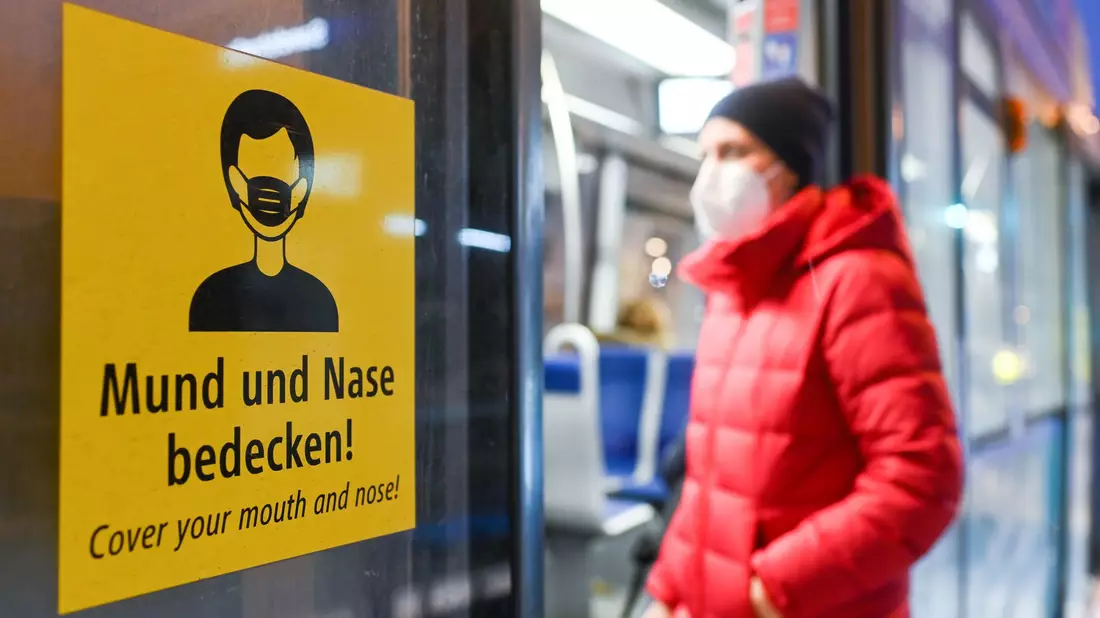 Covid ist immer noch keine normale Erkältung, wie Fachleute betonen. (Archivbild) - Bild: Tobias Hase/dpa