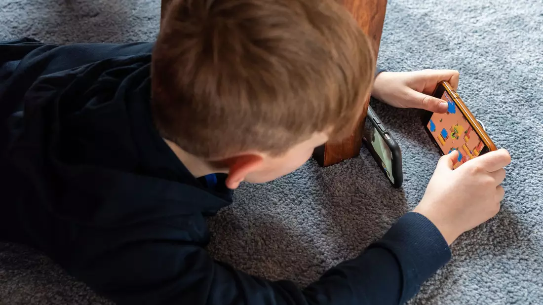Während der Lockdowns und Schulschließungen tauchten viele Jungen und Mädchen stärker in digitale Welten weg. (Archivbild) - Bild: Robert Michael/dpa-Zentralbild/dpa