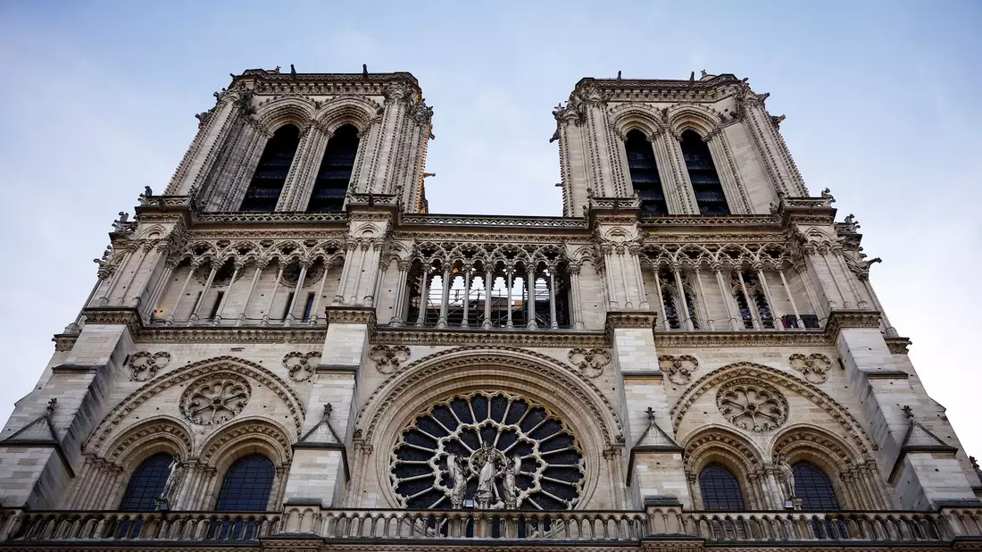 Ein Großbrand hat Notre-Dame im April 2019 stark beschädigt. (Archivbild) - Bild: Sarah Meyssonnier/Reuters POOL/AP/dpa