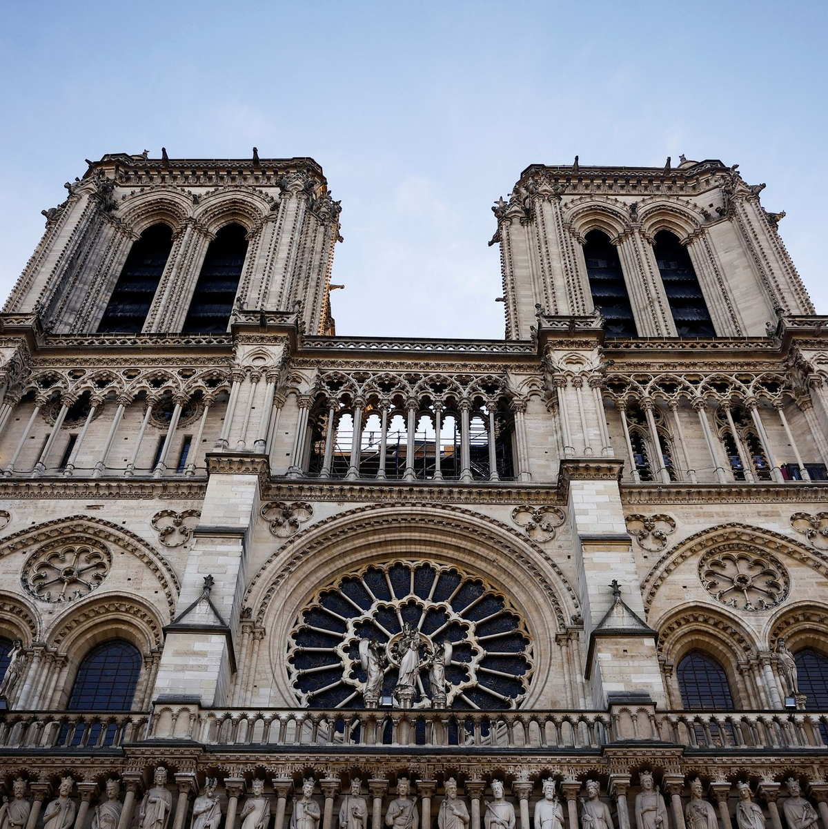 Ein Großbrand hat Notre-Dame im April 2019 stark beschädigt. (Archivbild) - Foto: Sarah Meyssonnier/Reuters POOL/AP/dpa