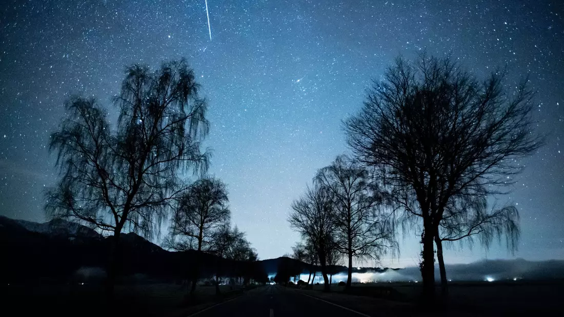 Die Sternschnuppen im Dezember tauchen am ganzen Himmel auf, der Ausstrahlungspunkt ist das Sternbild Zwillinge. (Archivbild) - Bild: Matthias Balk/dpa