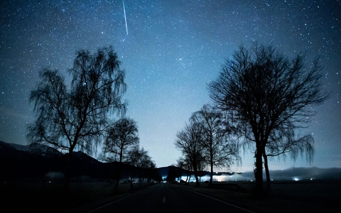 Die Sternschnuppen im Dezember tauchen am ganzen Himmel auf, der Ausstrahlungspunkt ist das Sternbild Zwillinge. (Archivbild) - Foto: Matthias Balk/dpa