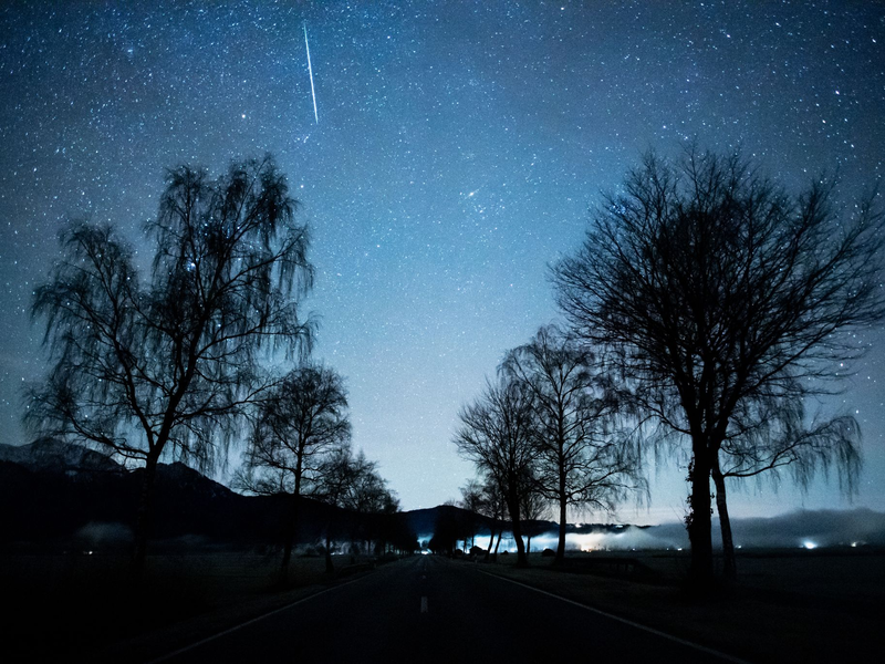 Die Sternschnuppen im Dezember tauchen am ganzen Himmel auf, der Ausstrahlungspunkt ist das Sternbild Zwillinge. (Archivbild) - Foto: Matthias Balk/dpa