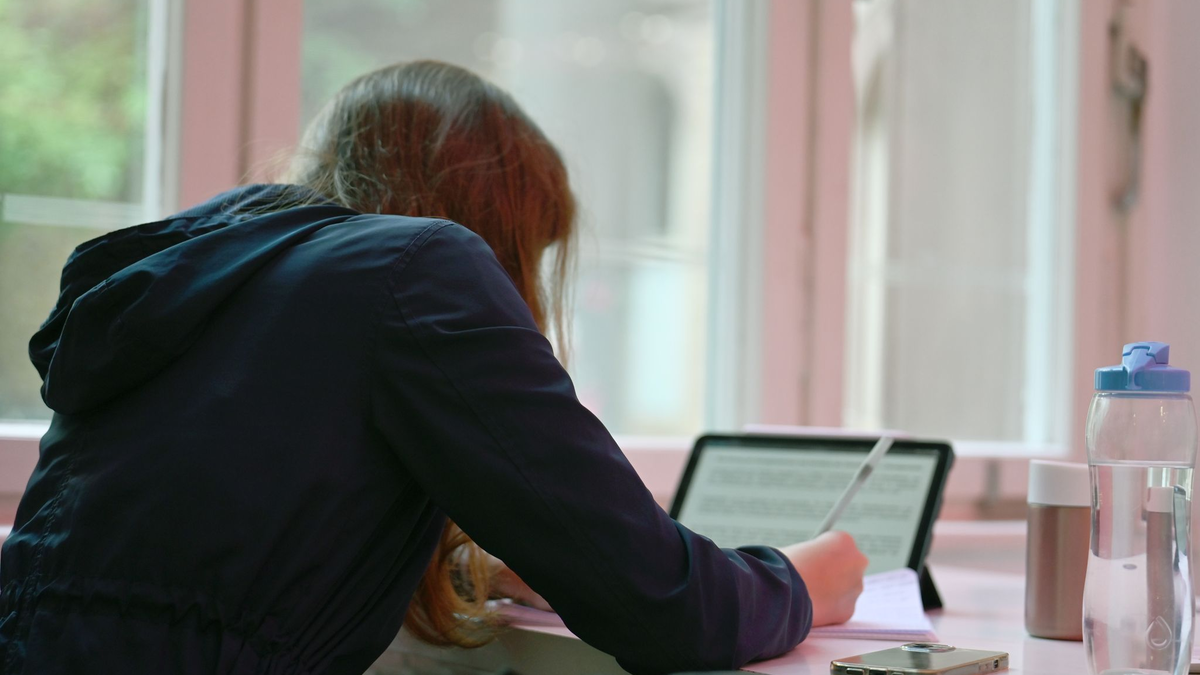 Das Smartphone lenkt einer Umfrage zufolge vor allem viele junge Menschen vom Lernen ab. (Symbolbild) - Foto: Maximilian von Klenze/dpa