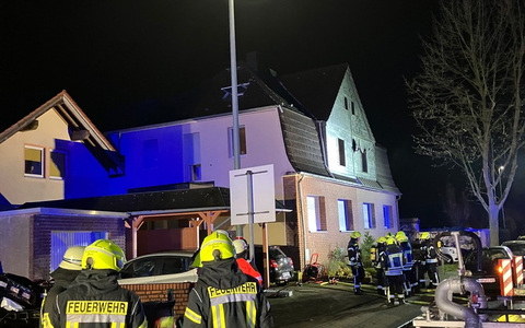 FW-WAF: Bewohner vom Rauch überrascht - Drei Personen konnten sich in Sicherheit bringen - Foto: presseportal.de FW-WAF: Bewohner vom Rauch überrascht - Drei Personen konnten sich in Sicherheit bringen - Foto: presseportal.de