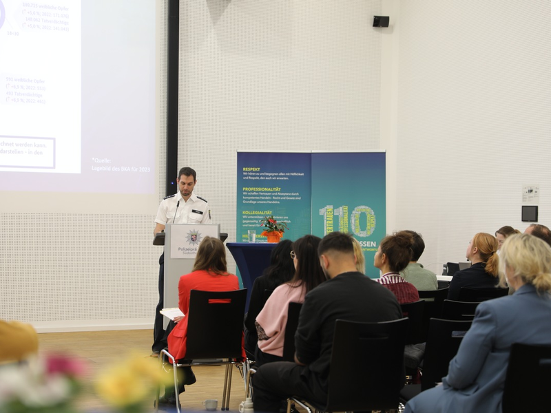 POL-OF: Polizei zieht mit seinen Netzwerkpartnern an einem Strang und setzt ein Zeichen gegen Gewalt an Frauen - Foto: presseportal.de