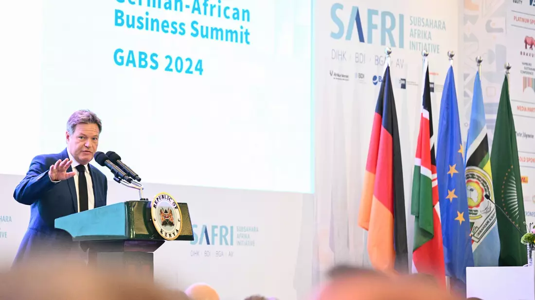 Bundeswirtschaftsminister Habeck wirbt für sichere Investitionsbedingungen in Afrika. - Bild: Sebastian Christoph Gollnow/dpa
