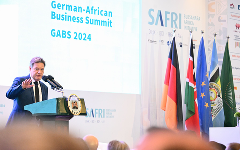 Bundeswirtschaftsminister Habeck wirbt für sichere Investitionsbedingungen in Afrika. - Foto: Sebastian Christoph Gollnow/dpa