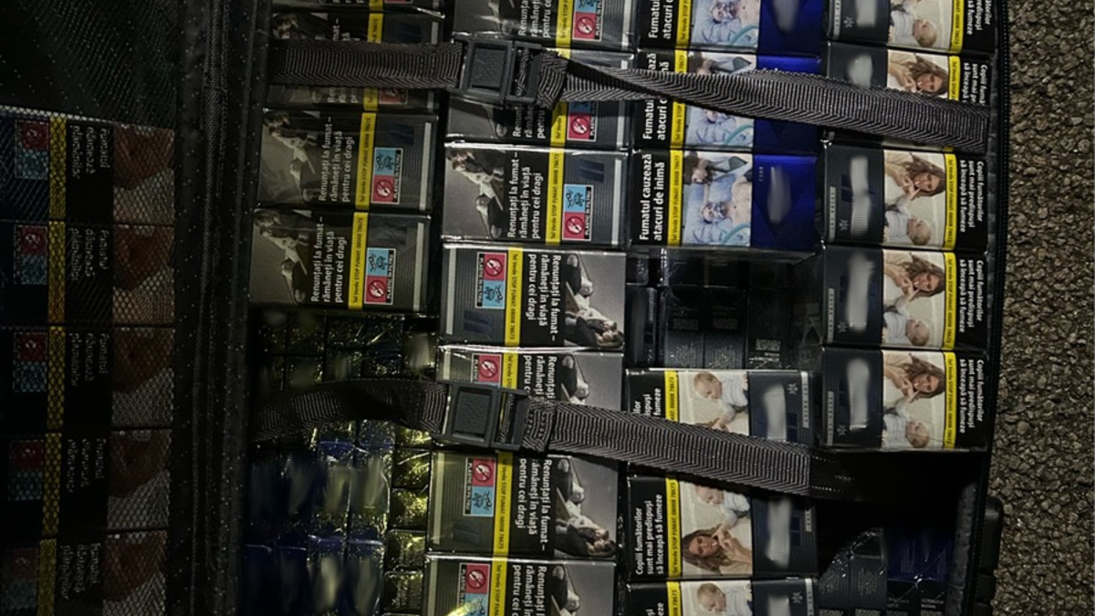 HZA-N: Zigaretten im Koffer - Zoll stellt Schmuggelgut sicher - Foto: Zoll, presseportal.de