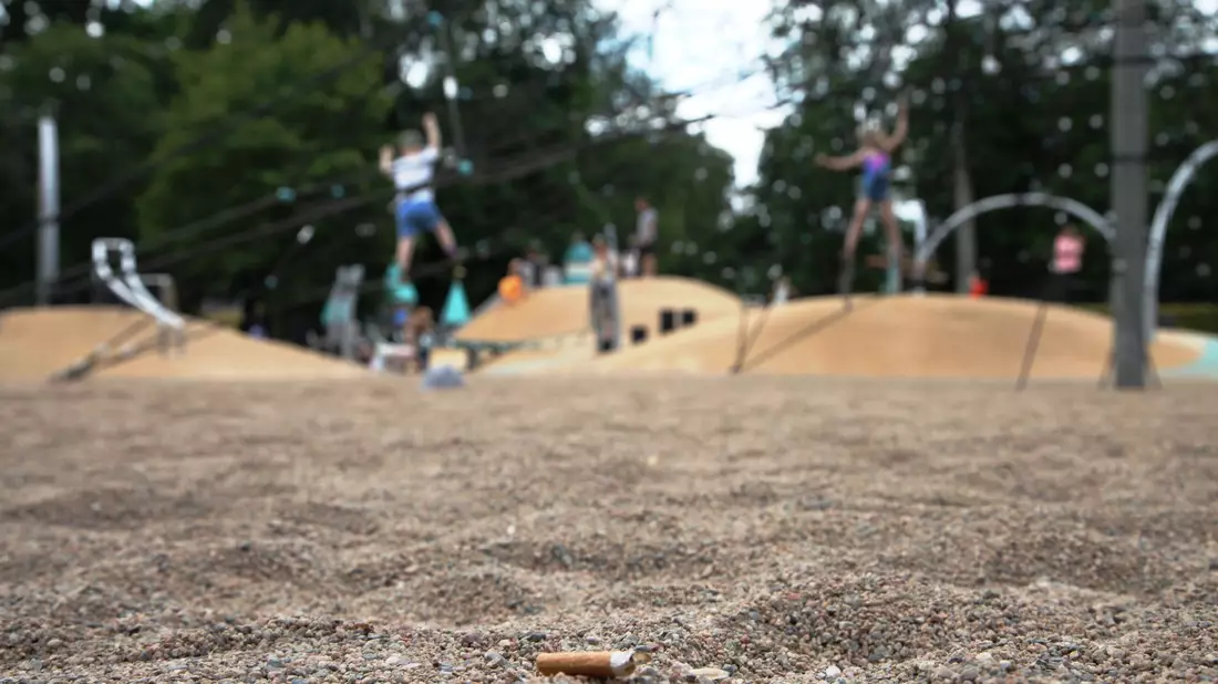 Die Gesundheitsministerinnen und -minister der EU-Staaten könnten empfehlen, Rauchen auf Spielplätzen deutlich einzuschränken. (Archivbild)  - Bild: Steffen Trumpf/dpa