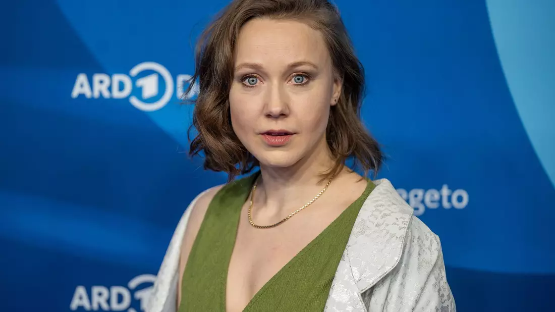 Schauspielerin Katharina Leonore Goebel zieht jetzt mit ihrem Partner zusammen. - Bild: Monika Skolimowska/dpa