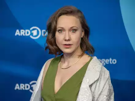 Schauspielerin Katharina Leonore Goebel zieht jetzt mit ihrem Partner zusammen. - Foto: Monika Skolimowska/dpa