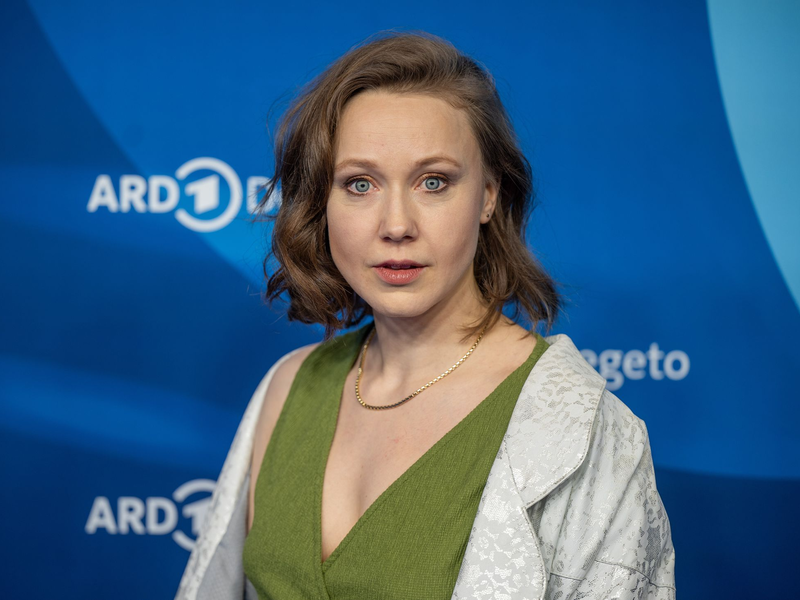 Schauspielerin Katharina Leonore Goebel zieht jetzt mit ihrem Partner zusammen. - Foto: Monika Skolimowska/dpa