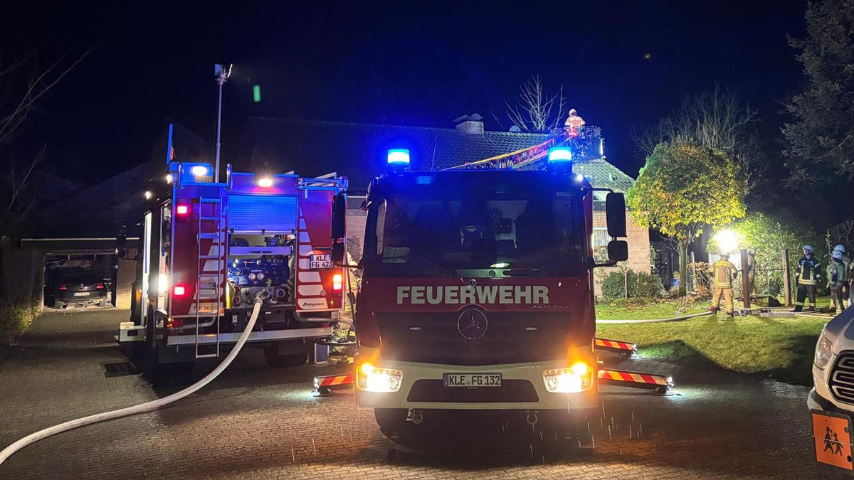 Feuerwehr Goch: Mülltonnenbrand droht auf Gebäude überzugreifen - Foto: presseportal.de