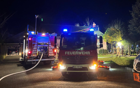 Feuerwehr Goch: Mülltonnenbrand droht auf Gebäude überzugreifen - Foto: presseportal.de