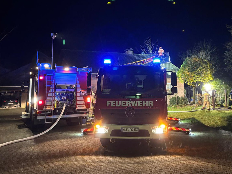 Feuerwehr Goch: Mülltonnenbrand droht auf Gebäude überzugreifen - Foto: presseportal.de