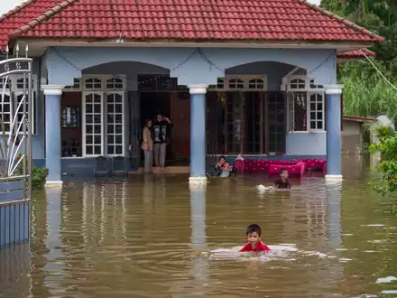 Die Schäden sind vielerorts gewaltig. - Foto: Vincent Thian/AP/dpa