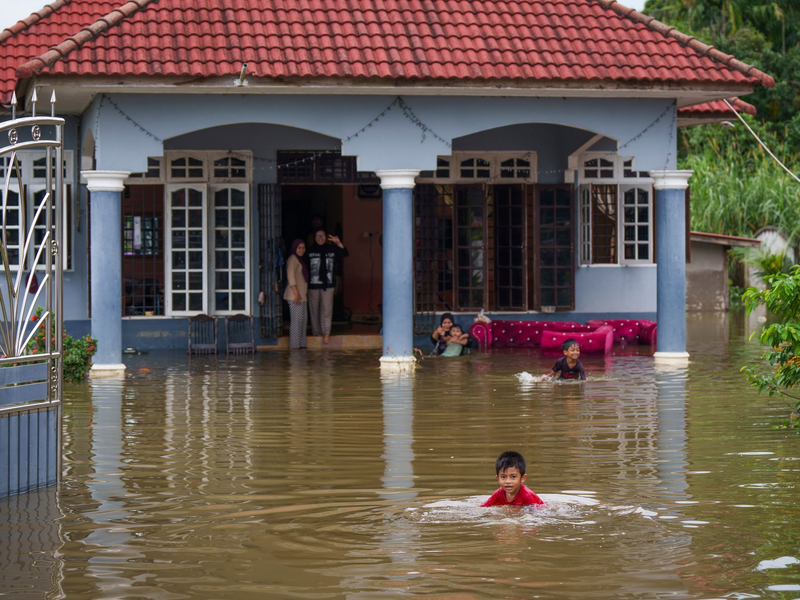 Die Schäden sind vielerorts gewaltig. - Foto: Vincent Thian/AP/dpa