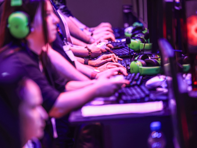 Auch dieses Jahr wird bei der Gamescom wieder großer Andrang an den Gaming-Computern erwartet. (Archivbild) - Foto: Oliver Berg/dpa