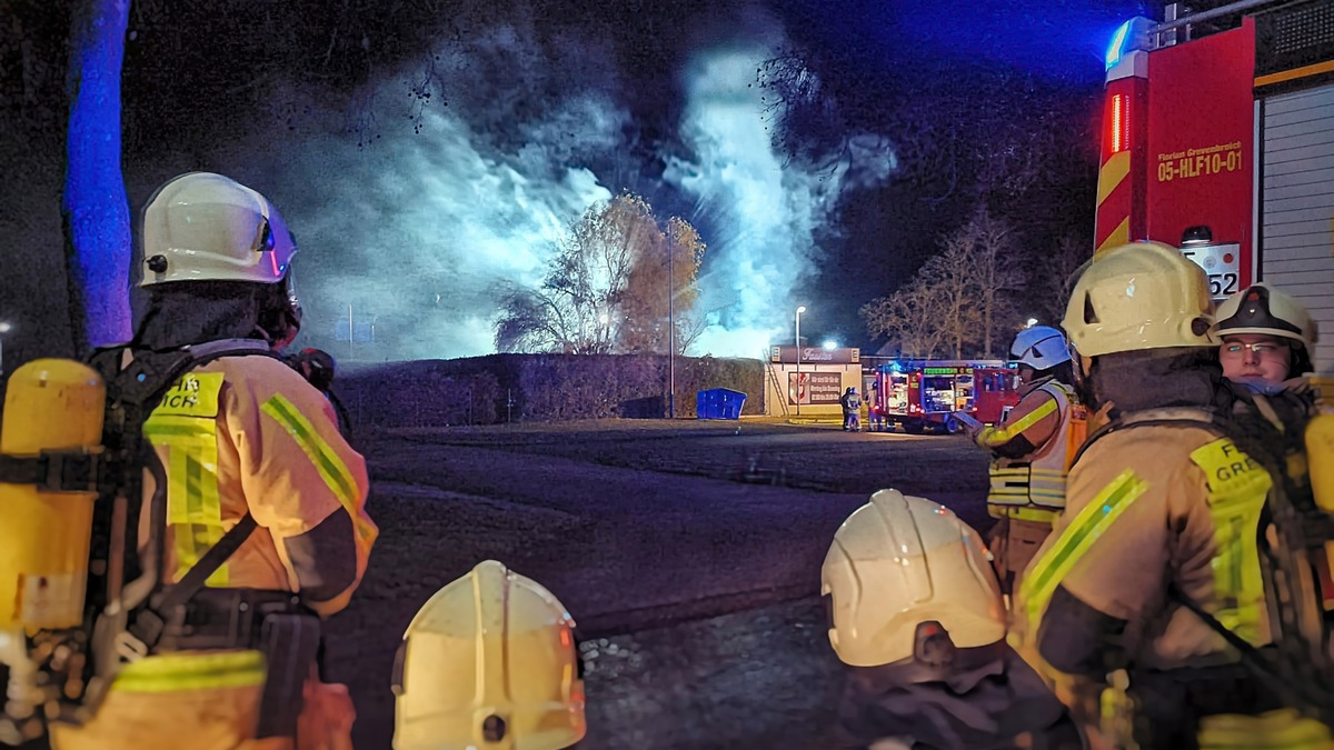 FW Grevenbroich: Stundenlanger Löscheinsatz bei Brand in altem Gewerbebau / Keller mit Schaum geflutet - Foto: presseportal.de