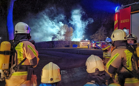 FW Grevenbroich: Stundenlanger Löscheinsatz bei Brand in altem Gewerbebau / Keller mit Schaum geflutet - Foto: presseportal.de