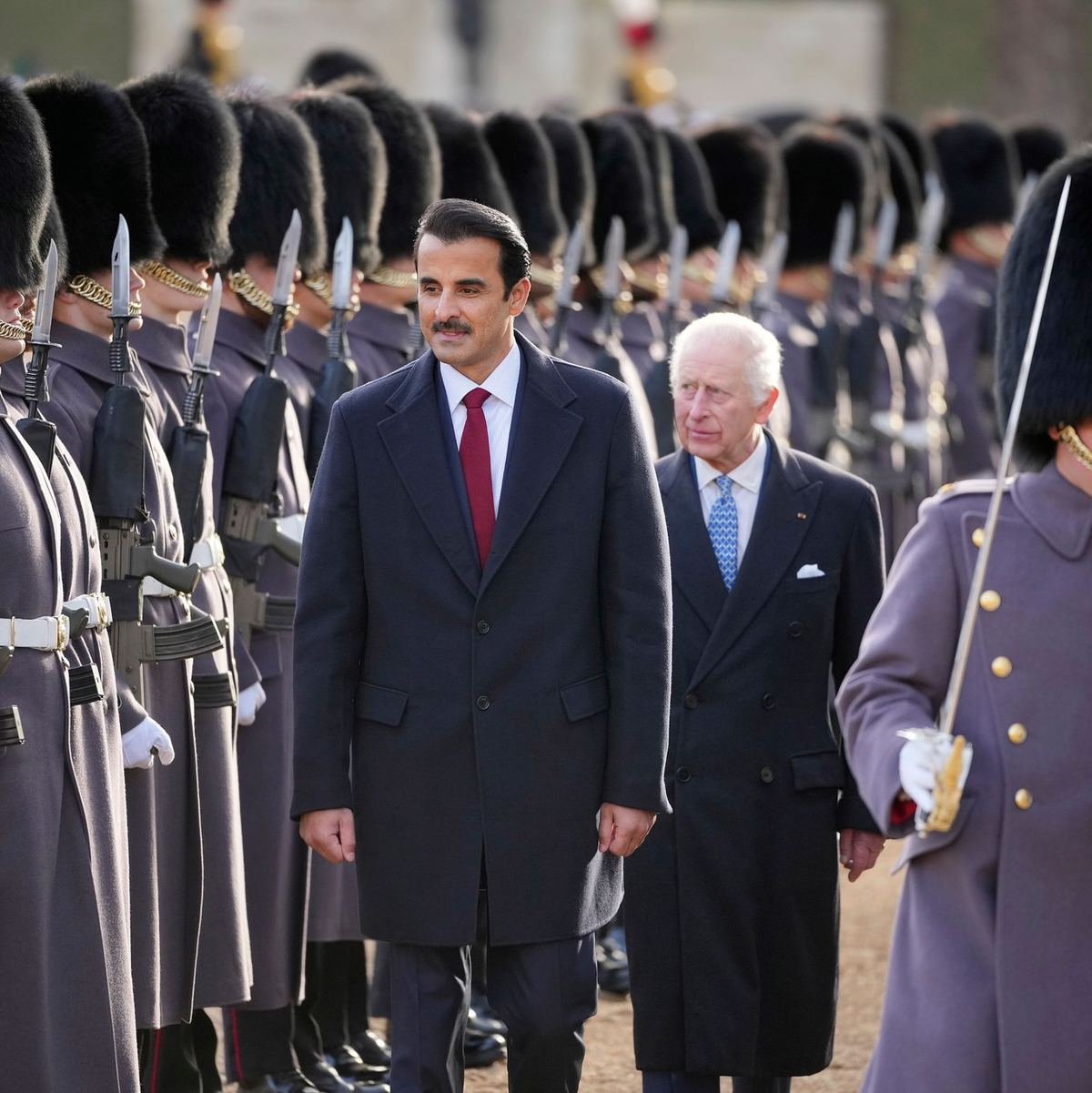 Auch Premierminister Keir Starmer (M.) und andere Regierungsmitglieder nahmen am offiziellen Empfang des Emirs teil. - Foto: Kin Cheung/AP POOL/AP/dpa
