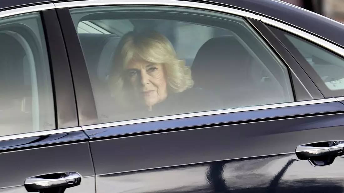 Queen Camilla verzichtete wegen der Folgen einer Infektion auf den Empfang im Freien. - Bild: Alberto Pezzali/AP/dpa
