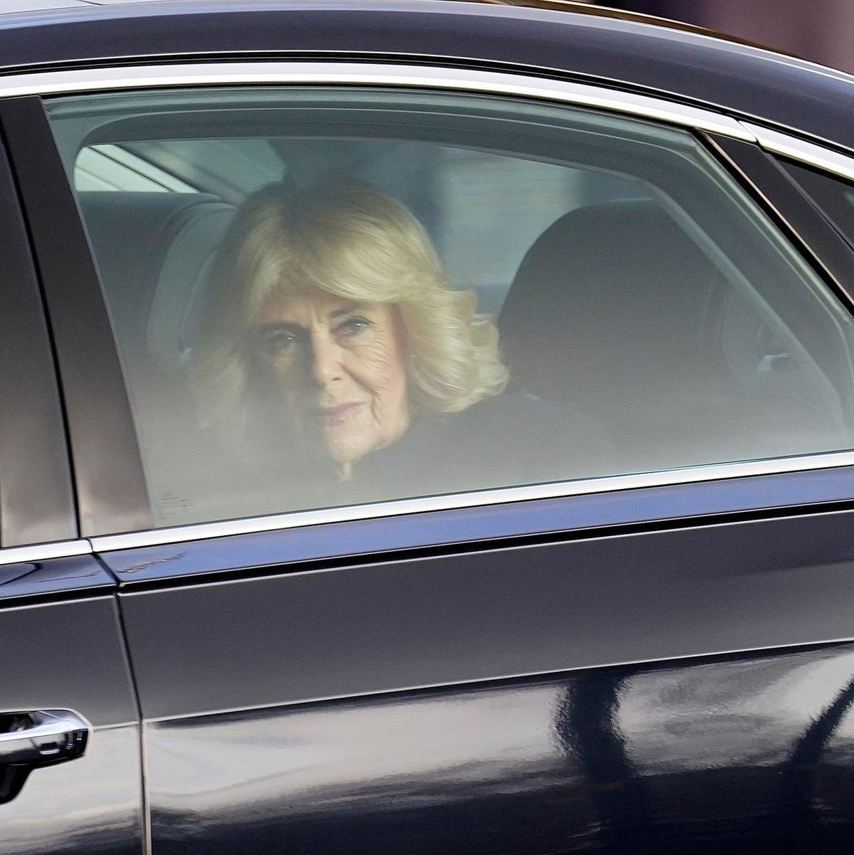 Queen Camilla verzichtete wegen der Folgen einer Infektion auf den Empfang im Freien. - Foto: Alberto Pezzali/AP/dpa
