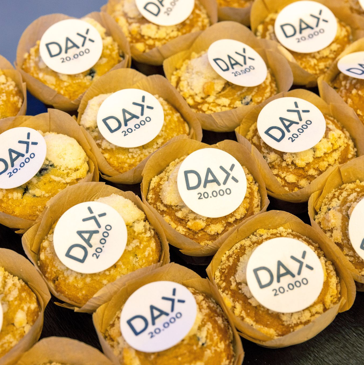Muffins mit der Aufschrift «Dax 20.000» liegen in der Frankfurter Börse aus. - Foto: Helmut Fricke/dpa