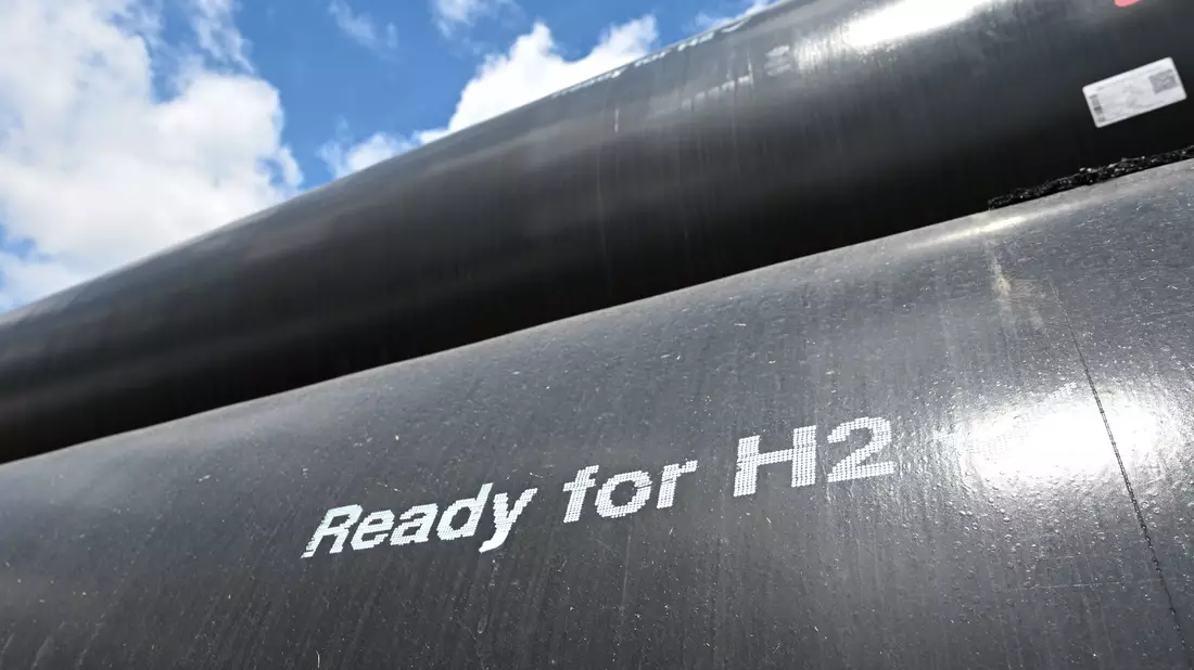 Baustelle für eine neue Pipeline. Laut der EU-Kommission sind die Bemühungen um den Ausbau von klimaneutralen Technologien entscheidend, um die Wettbewerbsfähigkeit der europäischen Industrie sicherzustellen. - Bild: Bernd Weißbrod/dpa