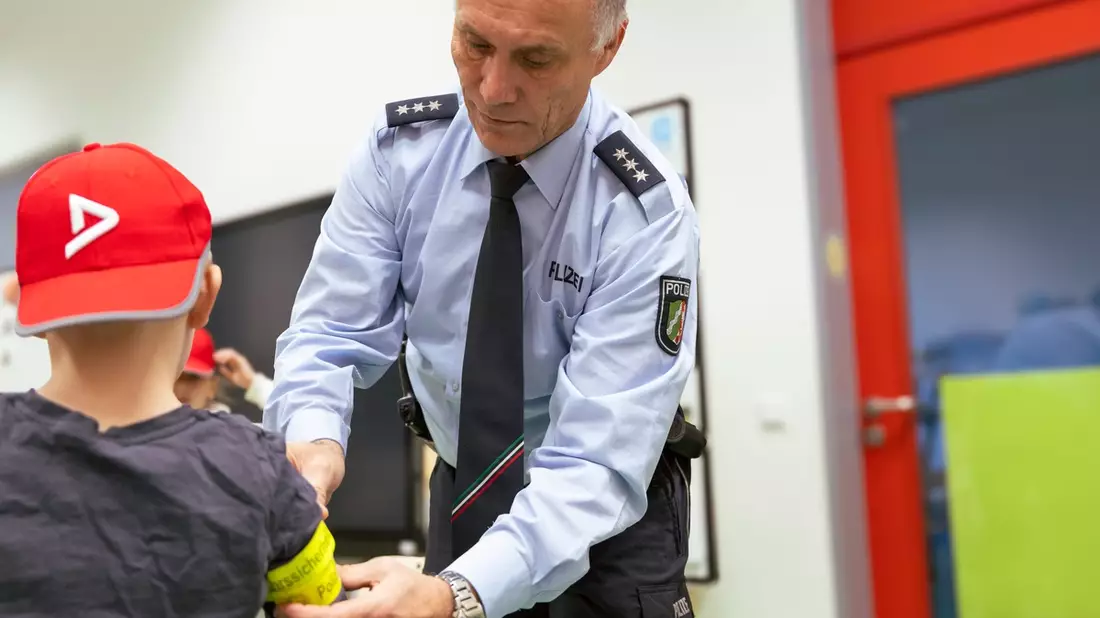 POL-RE: Kreis Recklinghausen/ Bottrop: Dunkle Jahreszeit erfordert besondere Vorsicht im Straßenverkehr - Polizei besucht Grundschulen - Bild: presseportal.de