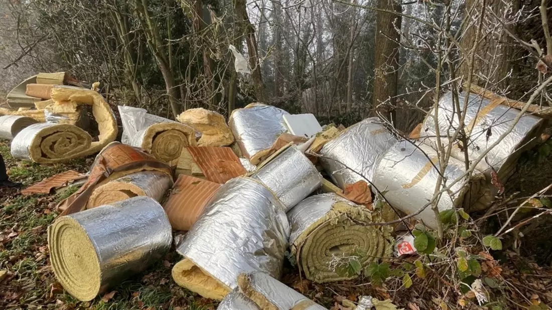 POL-LB: Besigheim: 25 Rollen Mineralfaser-Wärmedämmfilz unerlaubt entsorgt - Bild: presseportal.de