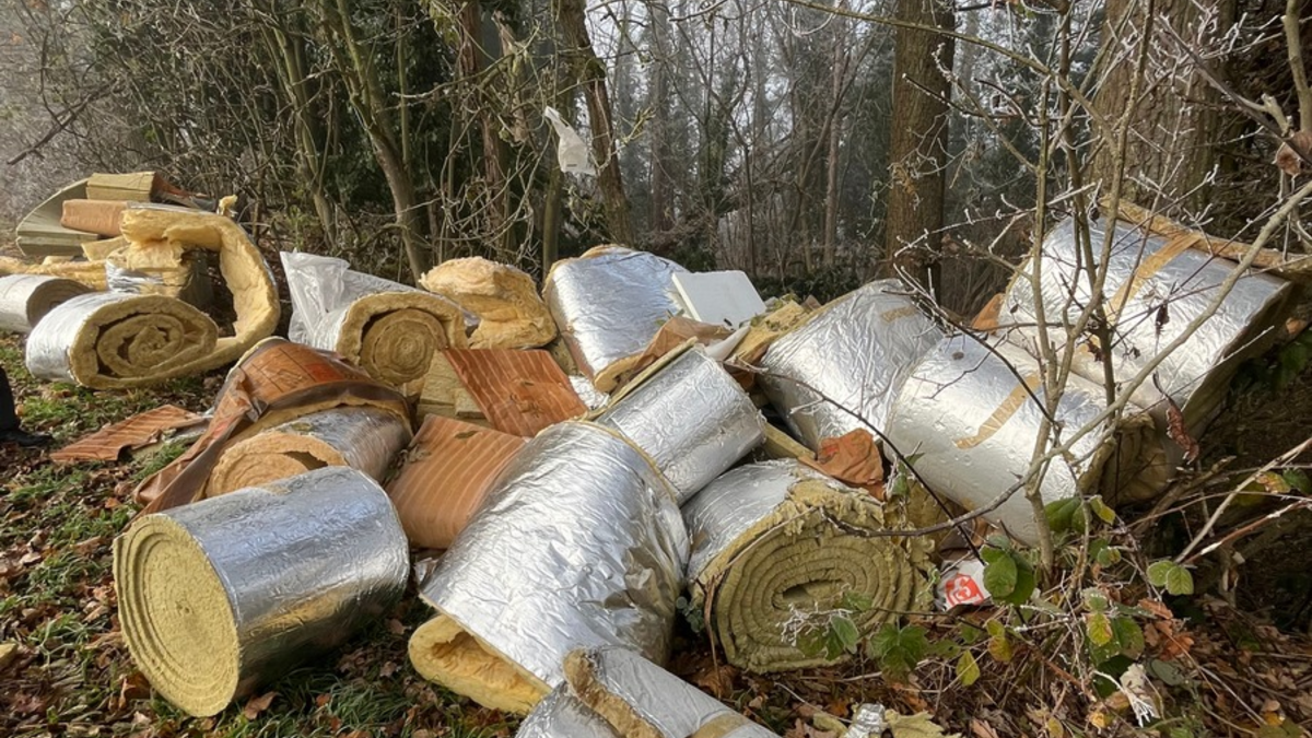 POL-LB: Besigheim: 25 Rollen Mineralfaser-Wärmedämmfilz unerlaubt entsorgt - Foto: presseportal.de
