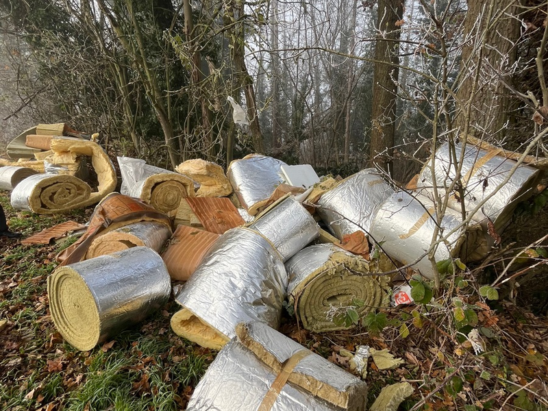 POL-LB: Besigheim: 25 Rollen Mineralfaser-Wärmedämmfilz unerlaubt entsorgt - Foto: presseportal.de