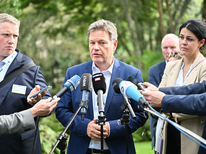 Wirtschaftsminister Habeck äußert sich zum angeschlagenen Batteriehersteller Northvolt. - Foto: Sebastian Christoph Gollnow/dpa