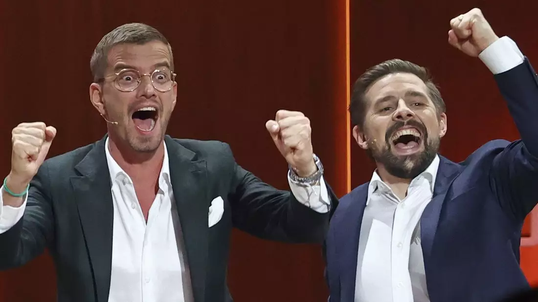 Die beiden Entertainer Joko und Klaas starten mit einer Neujahrsgala in das Jahr 2025. (Archivbild) - Bild: Daniel Karmann/dpa