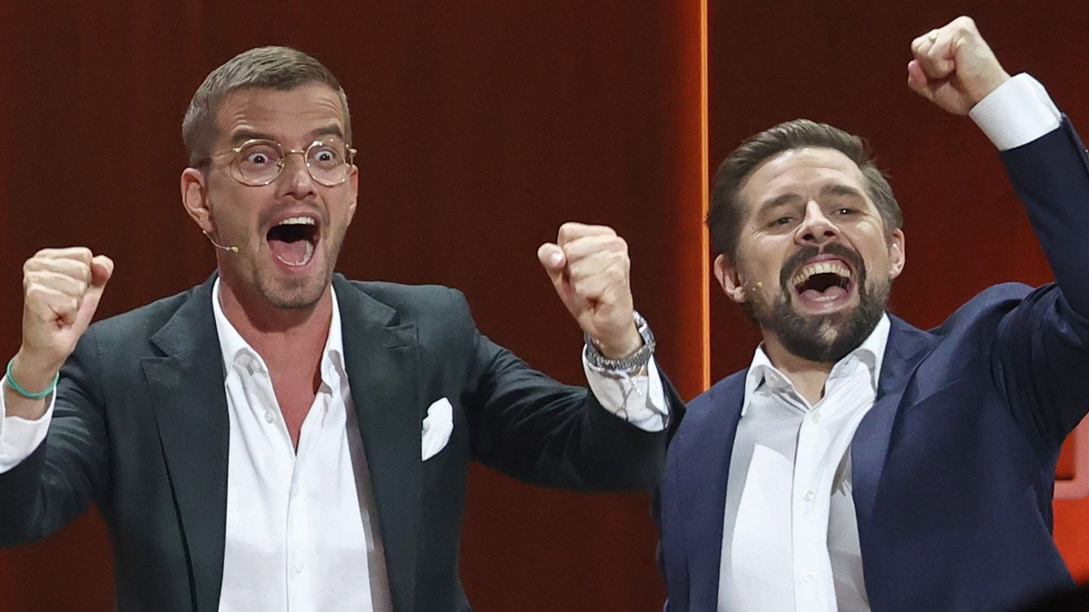 Die beiden Entertainer Joko und Klaas starten mit einer Neujahrsgala in das Jahr 2025. (Archivbild) - Foto: Daniel Karmann/dpa