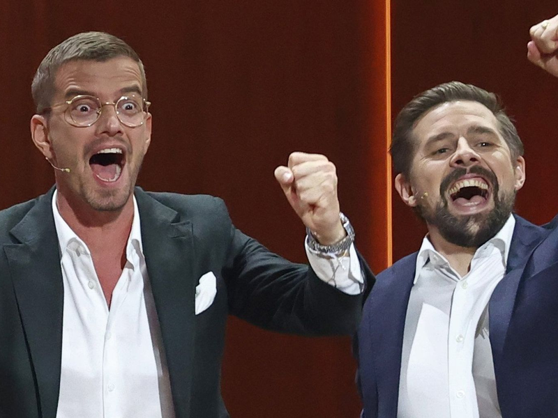 Joko Winterscheidt (l) und Klaas Heufer-Umlauf sind ein Erfolgs-Gespann. (Archivbild) - Foto: Daniel Karmann/dpa