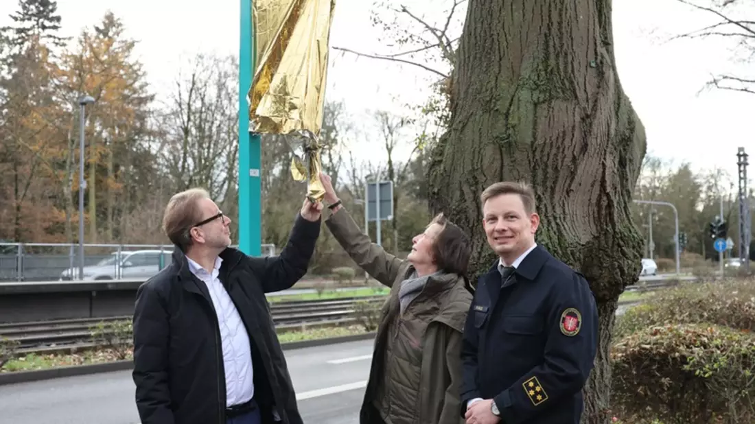 FW-F: Mit Bus und Bahn zur Feuerwehrstraße / Umbenennung der Station Gießener Straße als Teil des Jubiläums 150 Jahre Berufsfeuerwehr Frankfurt am Main - Bild: presseportal.de