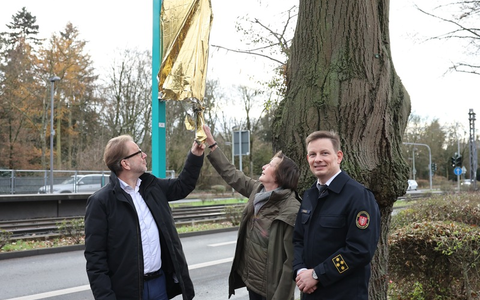 FW-F: Mit Bus und Bahn zur Feuerwehrstraße / Umbenennung der Station Gießener Straße als Teil des Jubiläums 150 Jahre Berufsfeuerwehr Frankfurt am Main - Foto: presseportal.de