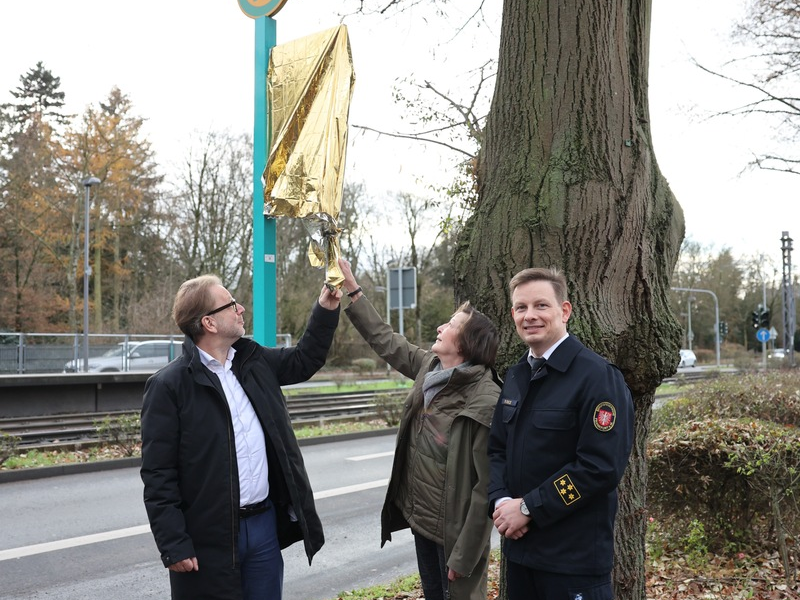 FW-F: Mit Bus und Bahn zur Feuerwehrstraße / Umbenennung der Station Gießener Straße als Teil des Jubiläums 150 Jahre Berufsfeuerwehr Frankfurt am Main - Foto: presseportal.de