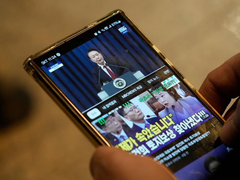 Südkoreas Präsident Yoon rief das Kriegsrecht aus - und nahm den Beschluss kurz darauf wieder zurück. - Foto: Ahn Young-joon/AP/dpa