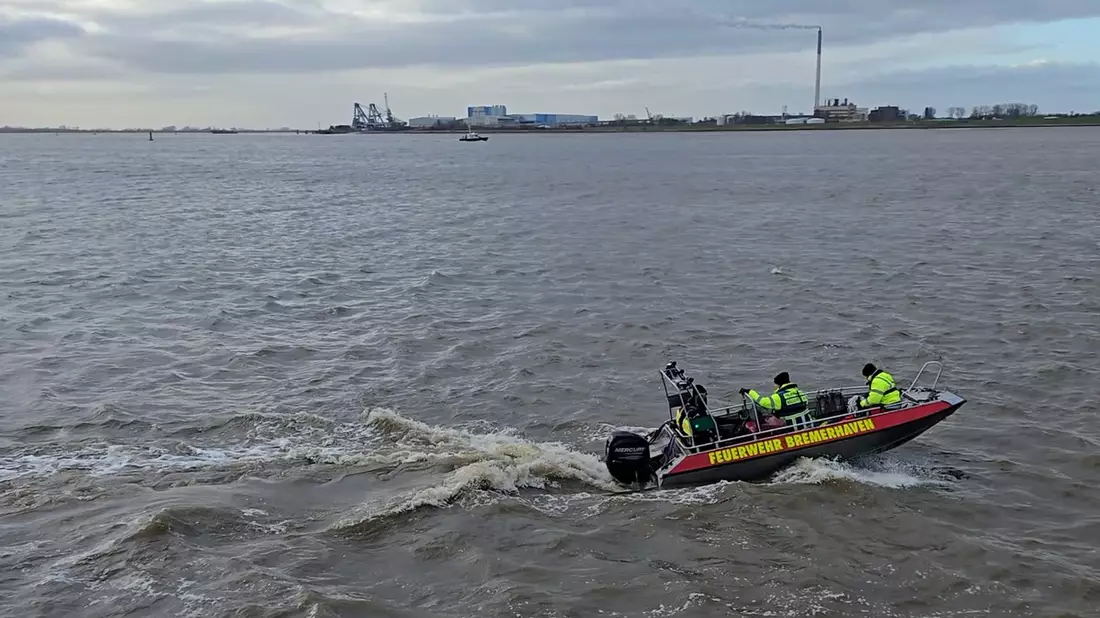 FW Bremerhaven: Alarmübung auf der Weser vor Bremerhaven - Bild: presseportal.de