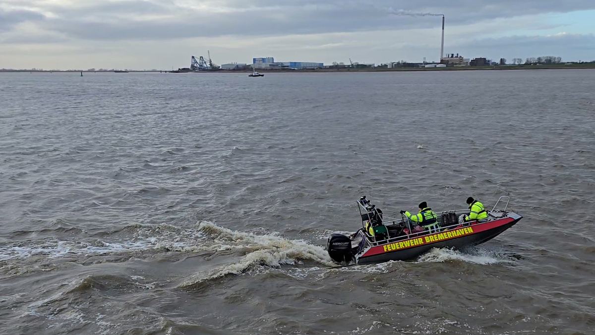 FW Bremerhaven: Alarmübung auf der Weser vor Bremerhaven - Foto: presseportal.de