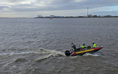 FW Bremerhaven: Alarmübung auf der Weser vor Bremerhaven - Foto: presseportal.de